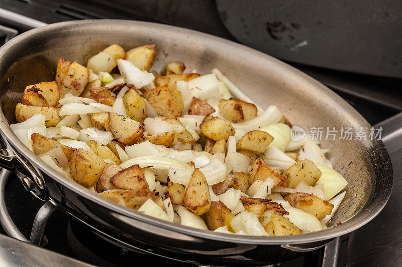 用煎锅煎土豆和洋葱