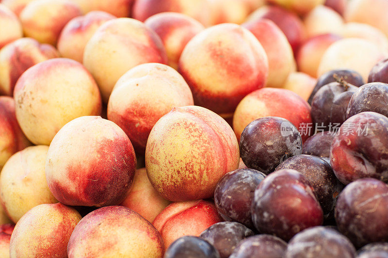 新鲜的有机桃子和李子在农贸市场