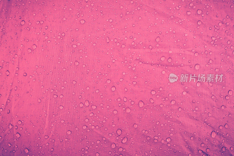 粉红纹理上的水滴