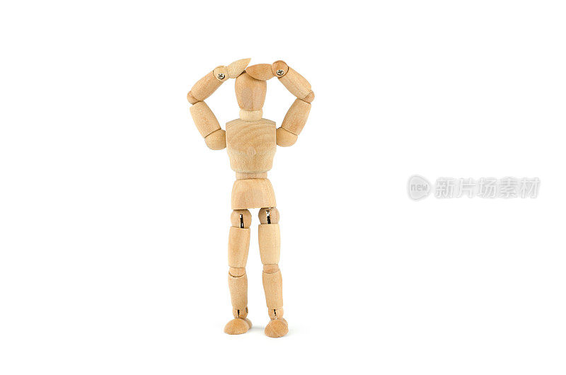 木制人体模型举起双手举过头顶
