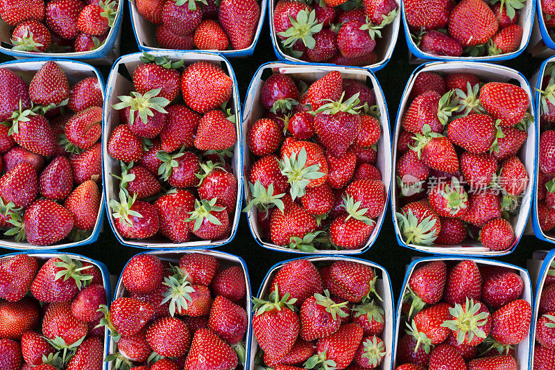 法国市场上的一盒盒新鲜草莓