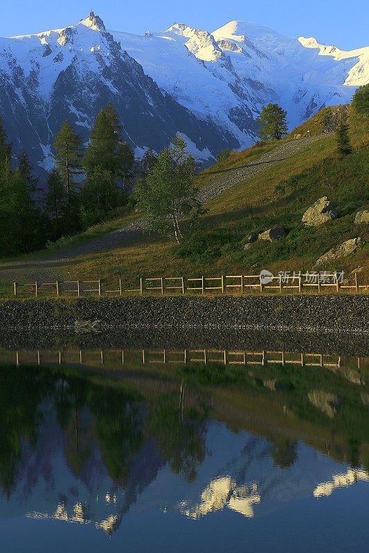 法国阿尔卑斯山夏蒙尼的勃朗峰，田园风光的弗莱热湖倒影