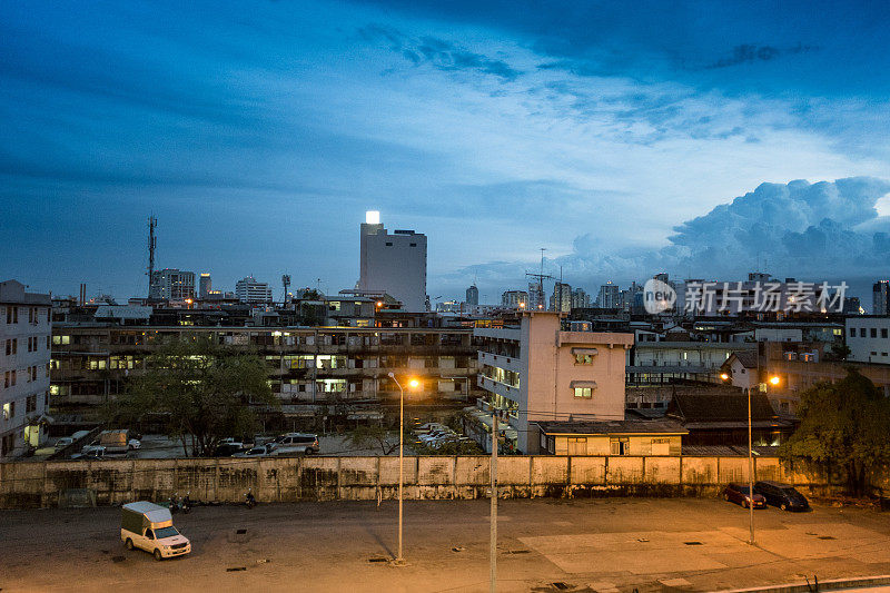 夜间城市场景在曼谷，泰国