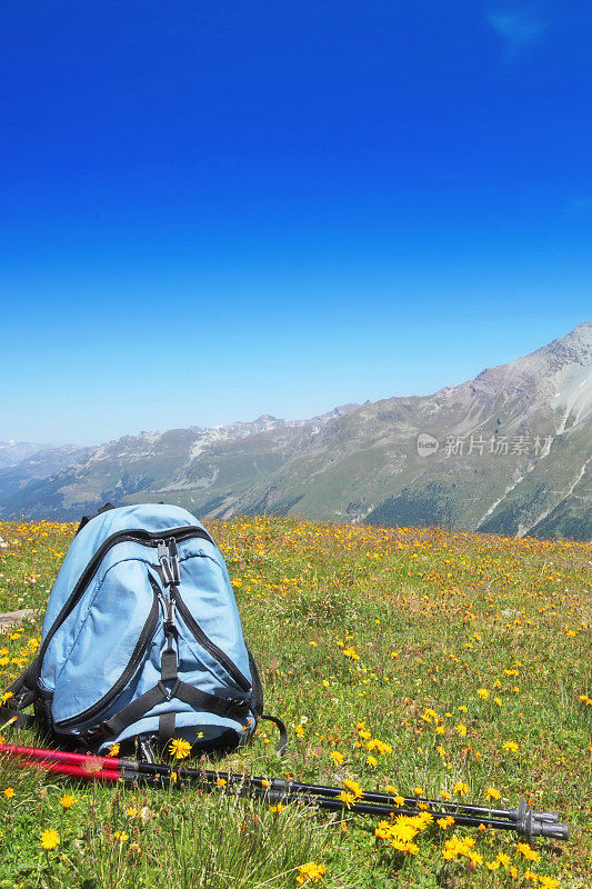 瑞士山区徒步旅行者的背包和行走杆