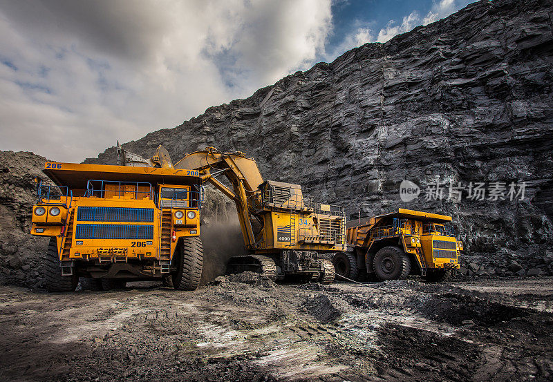 在一个露天矿场生产煤炭