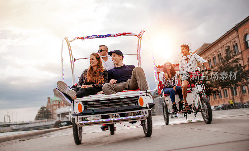 年轻人喜欢在城市里骑三轮车