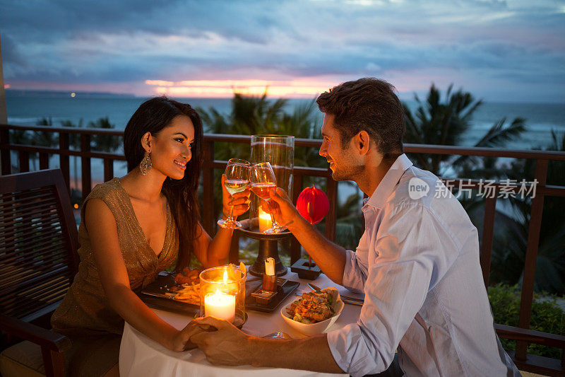 情侣们在烛光下享受浪漫晚餐