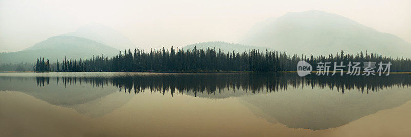 多雾的山湖