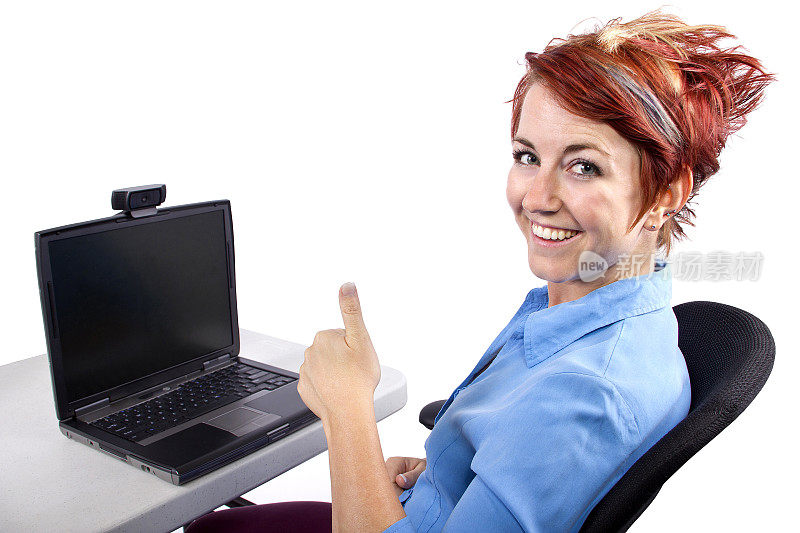 年轻的红发女性在电脑上使用网络摄像头