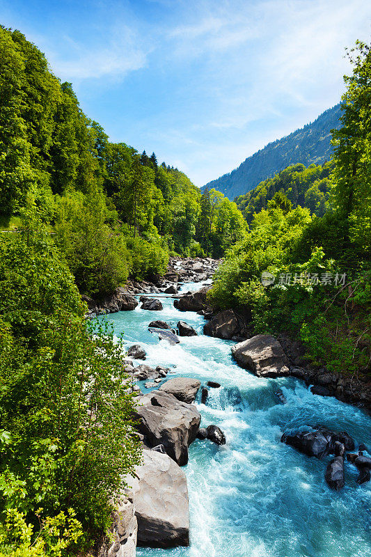 纯净的河流，生动的瑞士风景