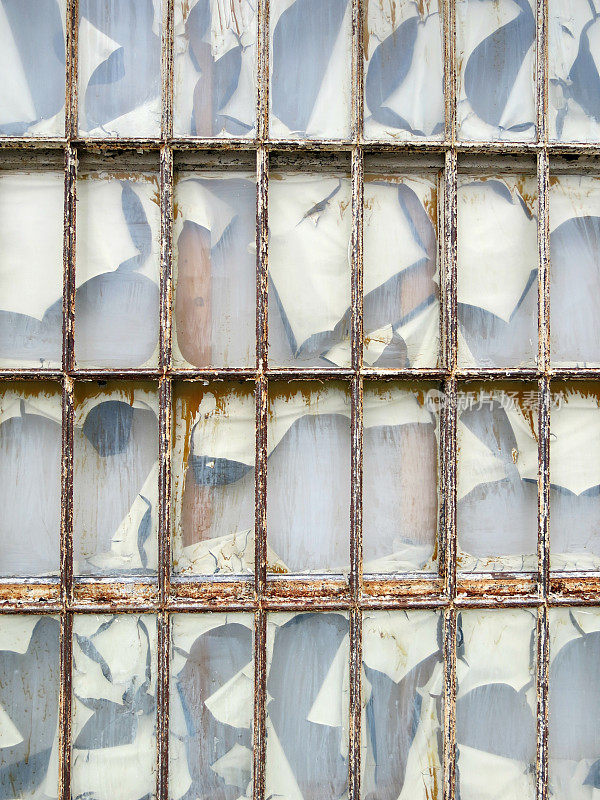 玻璃窗玻璃剥落的纸和年久失修