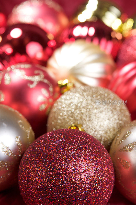 闪闪发光的红色和金色圣诞装饰品的特写