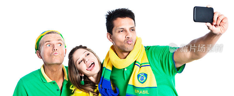 三个巴西体育迷在做傻傻的自拍鬼脸