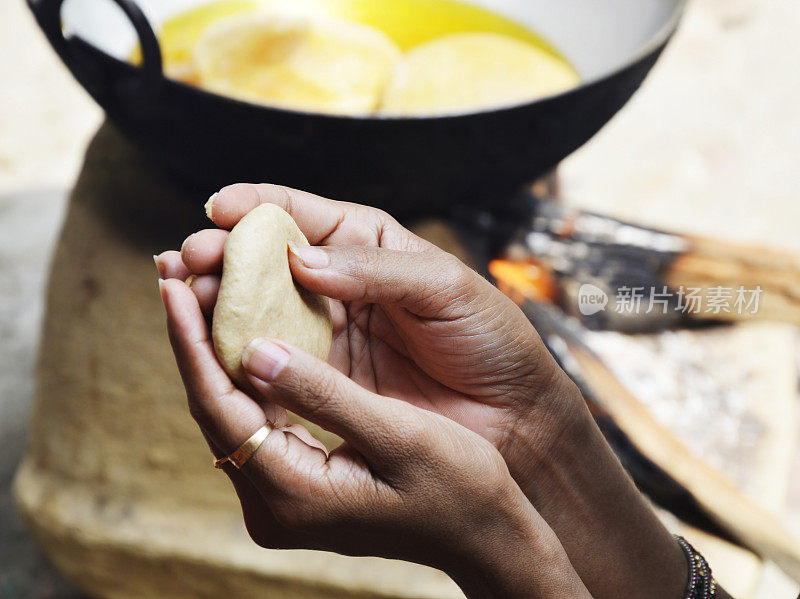 煮锅和Poori(印度菜)