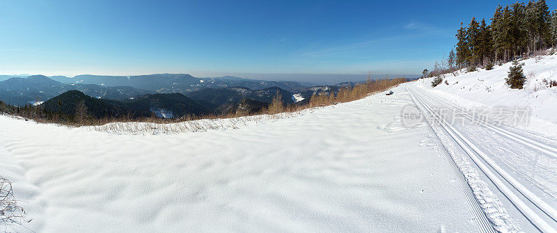 全景的冬季景观与雪和越野步道