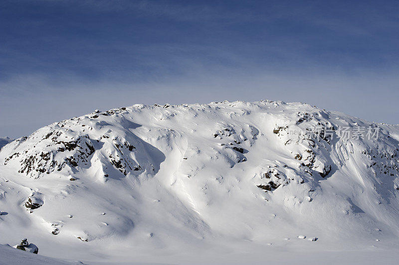 冬天，冰雪覆盖的约顿海门国家公园的山脉