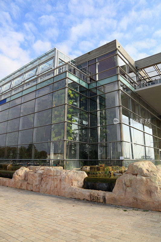 有植物和树木的大型玻璃钢建筑