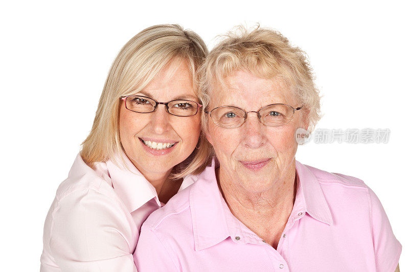 金发的老女人和她女儿都穿粉红色的衣服。