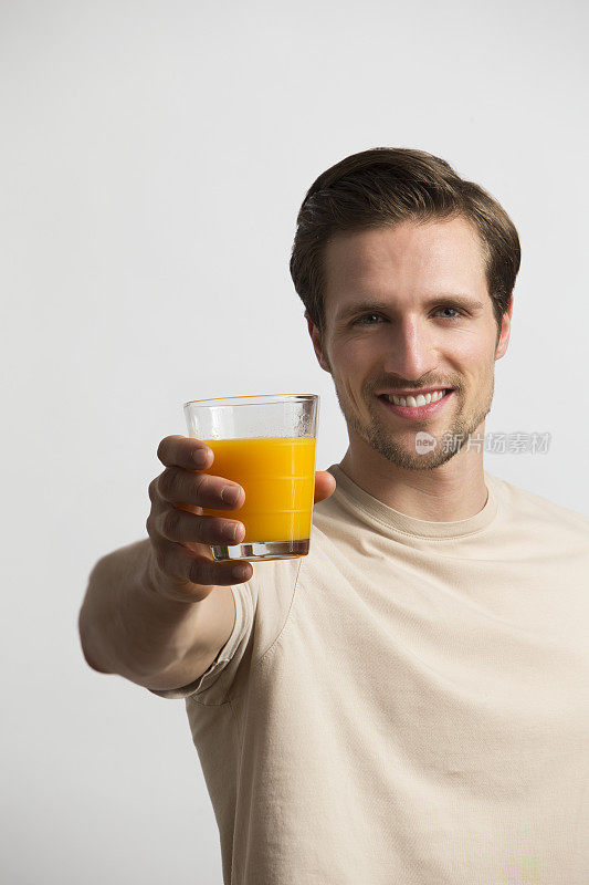 年轻人和橙汁