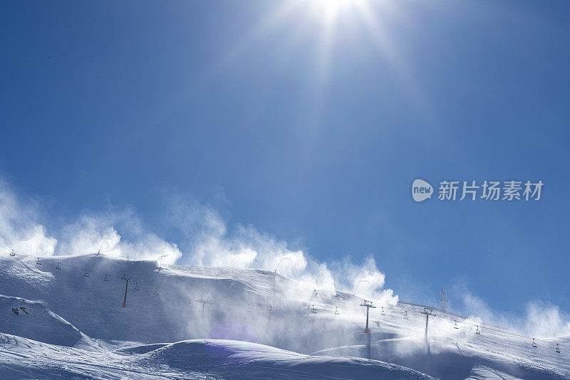 滑雪胜地被雪覆盖的斜坡