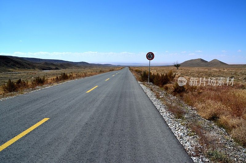 穿越内蒙古沙漠的道路