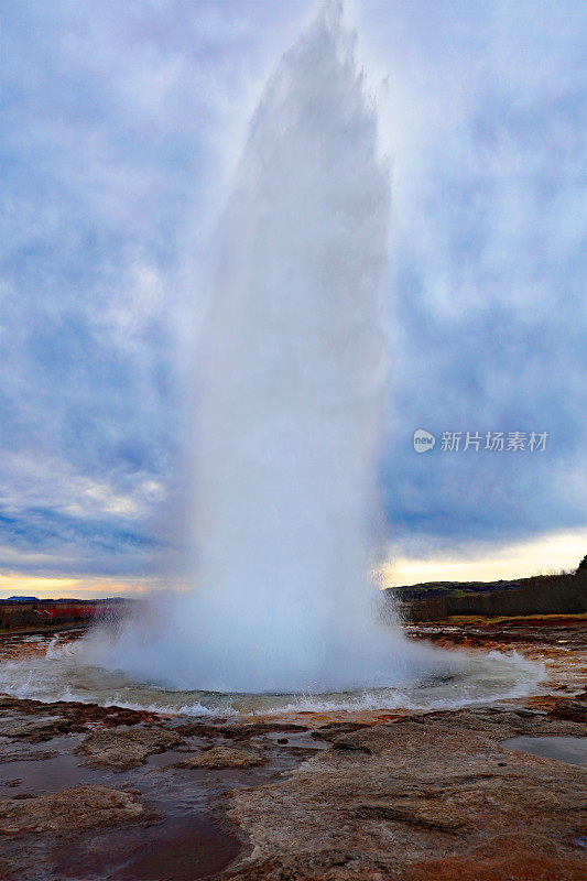 冰岛黄金圈Geysir地区的Strokkur间歇泉