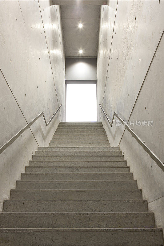 现代混凝土楼梯上升，从下面看