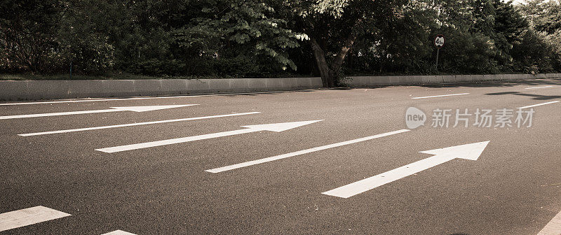 有箭头标志的道路