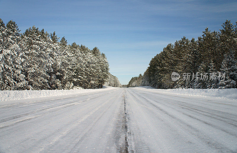 被雪覆盖的道路