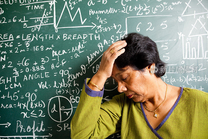 失意的印度高级数学老师在痛苦中