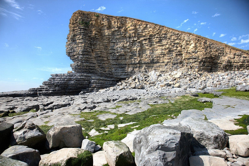 南威尔士海岸悬崖上的岩层形成
