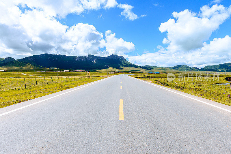 西藏高原的道路、草地和天空