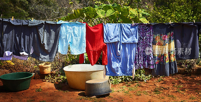 刚洗好的衣服在南非晾干