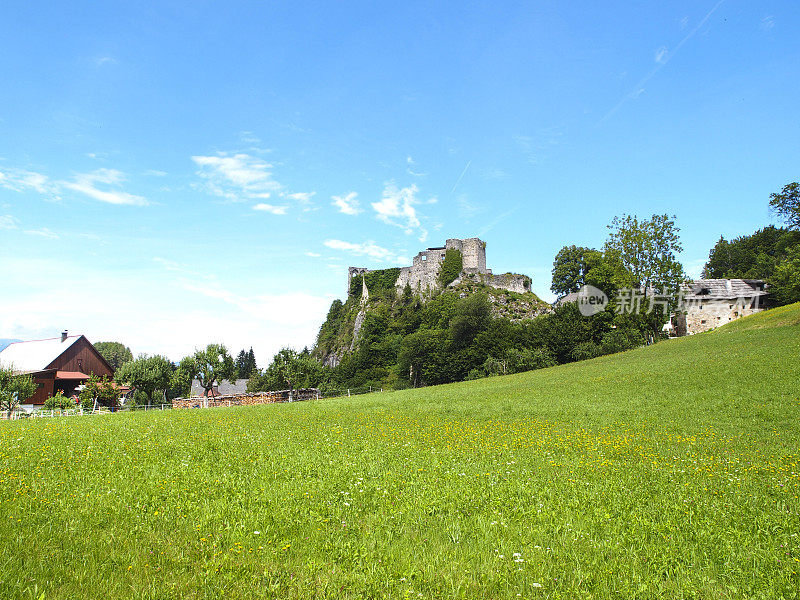 奥地利芬肯斯坦城堡周围的小村庄