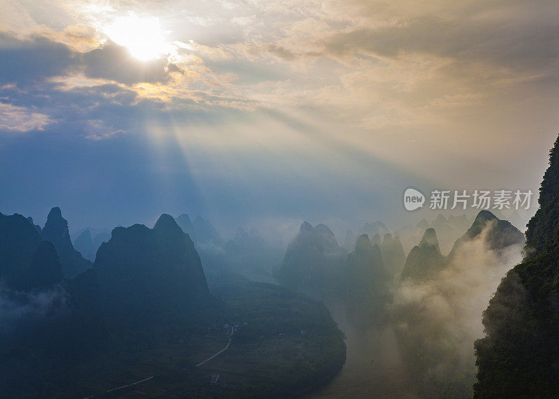 喀斯特地区农村日落，阳朔，中国桂林