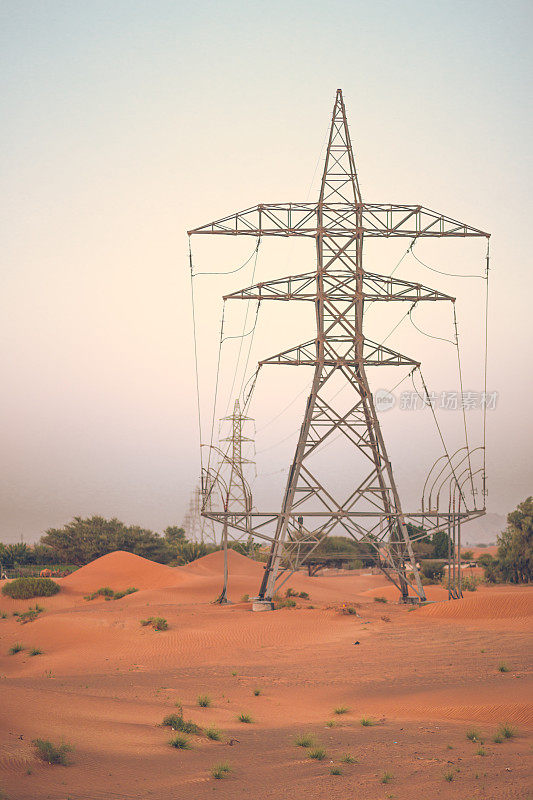 阿联酋迪拜沙漠中的电塔