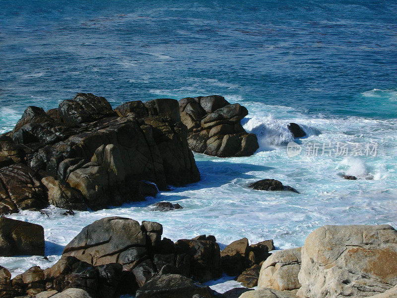 海浪撞击着海岸的岩石