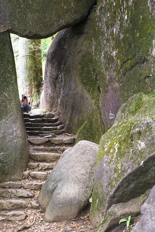 日本筑波山白桥步道的资深女性