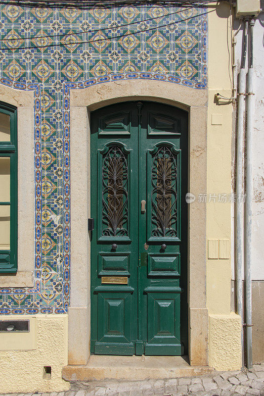 建筑上覆盖着传统的葡萄牙瓷砖