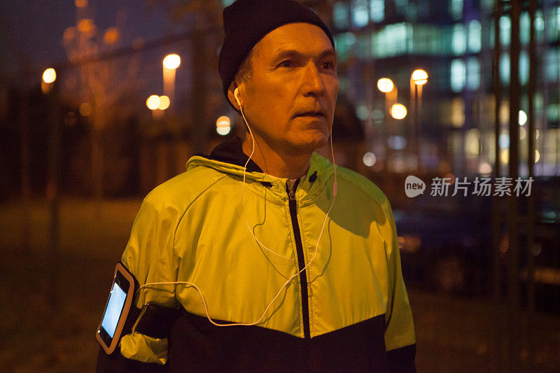 老年人在晚上跑步。