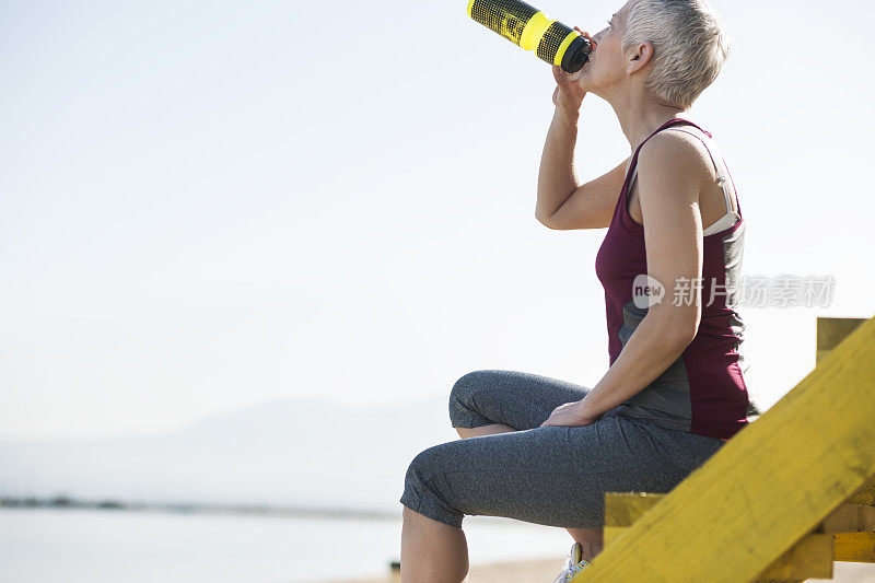 美丽老年女性锻炼