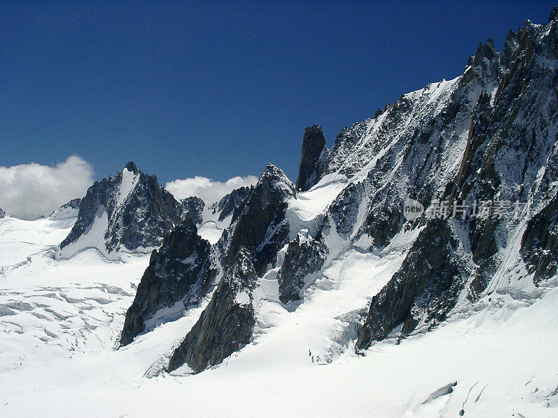 阿尔卑斯山的山峰上覆盖着积雪