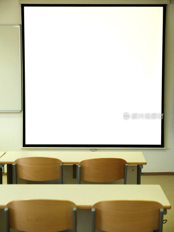 空教室与大投影屏幕