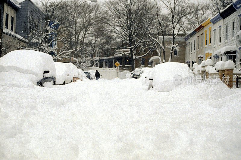 2006年纽约暴风雪，街上三英尺的雪