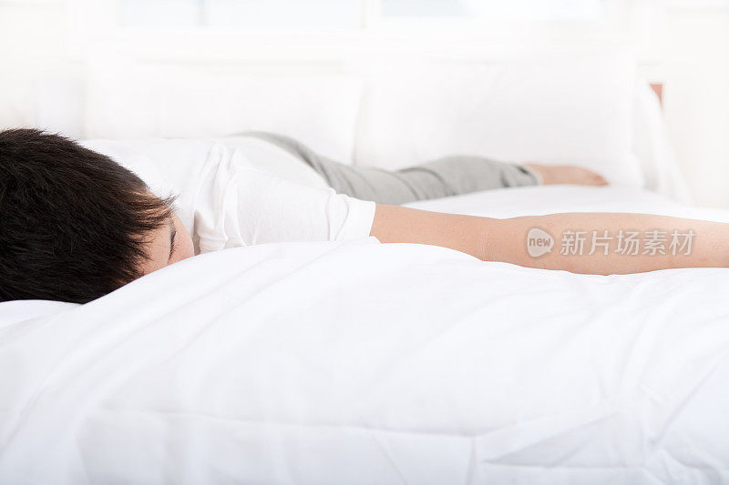 亚洲年轻男子在床上睡觉