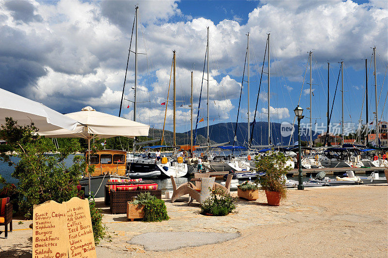 希腊爱奥尼亚岛Kefalonia的Fiscardo港口。