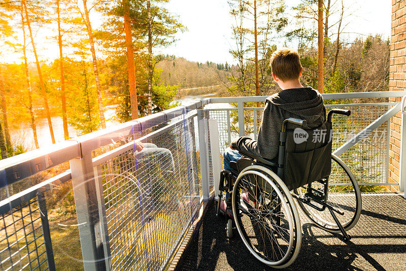 一个坐在轮椅上的年轻人看着大自然