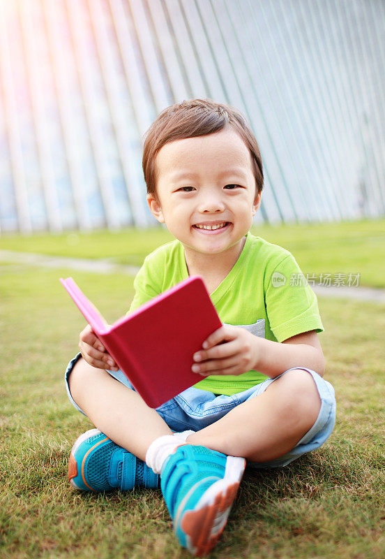 在图书馆的孩子们