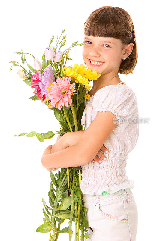 快乐的小女孩捧着一束花