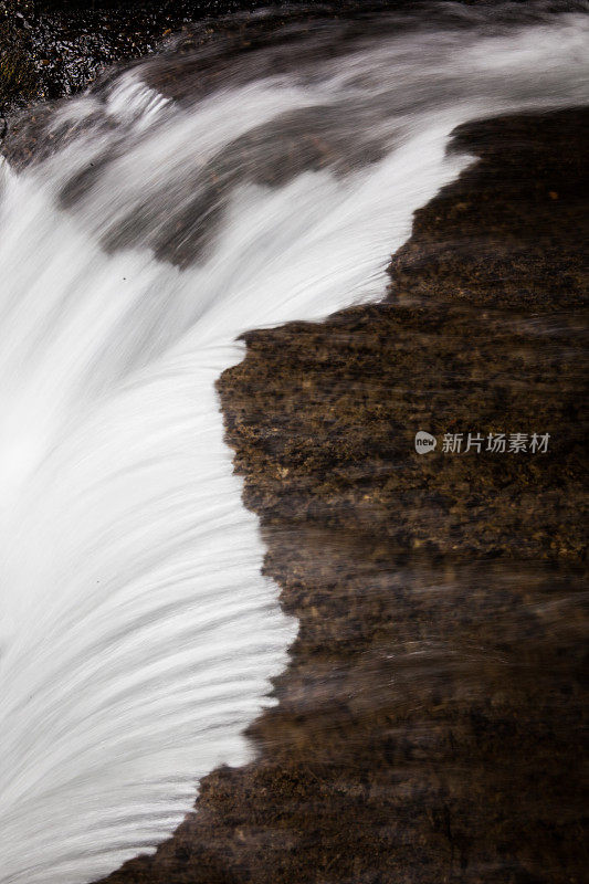 俄勒冈州哥伦比亚峡谷附近的小溪从岩石上奔流而过